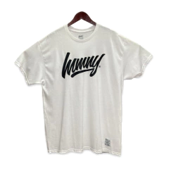 Playera Mo Money & Masterpieces Cursive Blanca