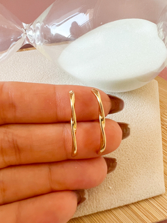 Ear Hook Torcido Dourado - Sou Linda Semijoias