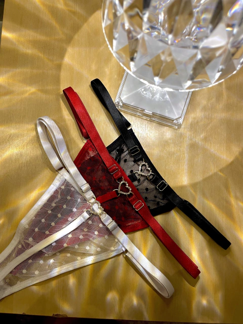 Calcinha de coração com strass