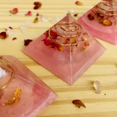 Pirâmide Organite - Quartzo Rosa e Pétalas de Rosas - Amor Incondicional na internet