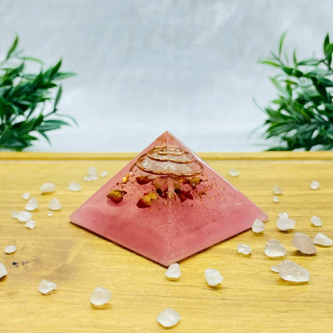 Pirâmide Orgonite - Quartzo Rosa e Pétalas de Rosa - Proteção do Relacionamento - 4cm - comprar online