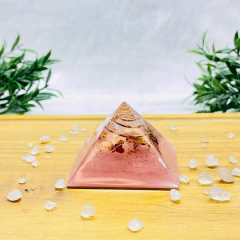 Pirâmide Orgonite - Quartzo Rosa e Pétalas de Rosa - Proteção do Relacionamento - 4cm - Consciência Oitentaeum Orgonites