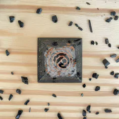 Orgonite Pirâmide - Turmalina Negra e Cristal - Proteção - 4cm na internet