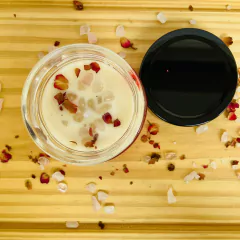 Vela - Pétalas de Rosa & Quartzo Rosa - Rituais Amorosos - Rosas - 150g na internet