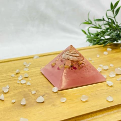 Pirâmide Orgonite - Quartzo Rosa e Pétalas de Rosa - Proteção do Relacionamento - 4cm na internet