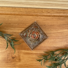 Orgonite Pirâmide Amplitude - Pedras Coloridas - 4cm na internet