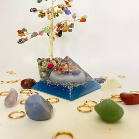 Orgonite Pirâmide - 7 Chakras - Equilibre seus Chakras - 6cm - comprar online
