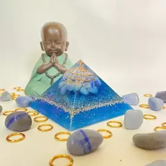 Orgonite Pirâmide - Cianita e Quartzo Azul - Tranquilidade - 8cm - comprar online