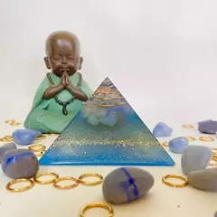 Orgonite Pirâmide - Cianita e Quartzo Azul - Tranquilidade - 8cm na internet