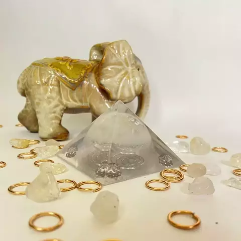 Orgonite Pirâmide - Cristal - Raio Branco - Arcanjo Gabriel - 6cm - comprar online