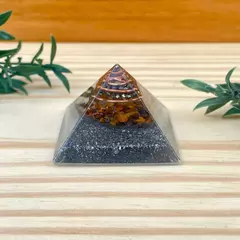 Orgonite Pirâmide - Prosperidade Profissional - Olho de Tigre e Pirita - 4cm na internet