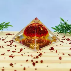 Orgonite Pirâmide Quéops - Jaspe - 6º Raio Rubi Dourado - Mestra Nada - 6cm - comprar online