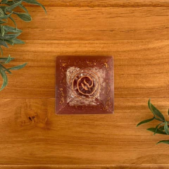 Orgonite Pirâmide Granada - Energia Yin - Resgate do Feminino - 4cm na internet