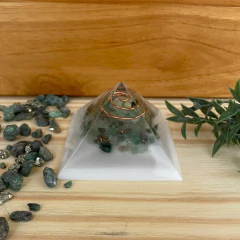 Orgonite Pirâmide - Esmeralda - Saúde - 6cm - comprar online