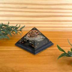Orgonite Pirâmide - Afasta Inveja - Ágata, Arruda, Sal Grosso e Turmalina - 4cm