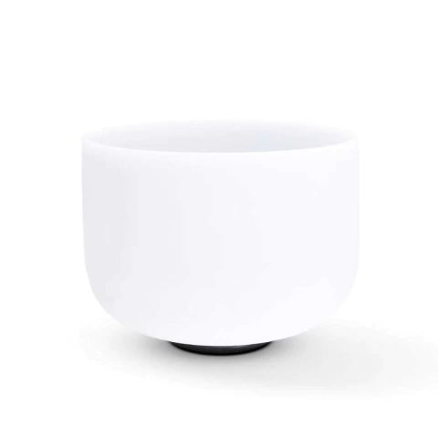 Taça de cristal de quartzo branca com base preta, medindo 25cm de diâmetro.