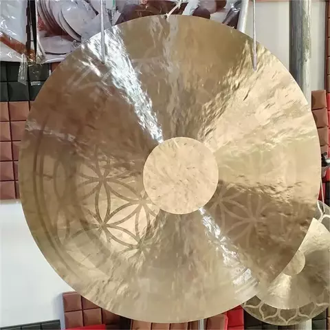 Gongo do Vento Flor da Vida de 90 cm com padrão gravado pendurado em suporte de madeira