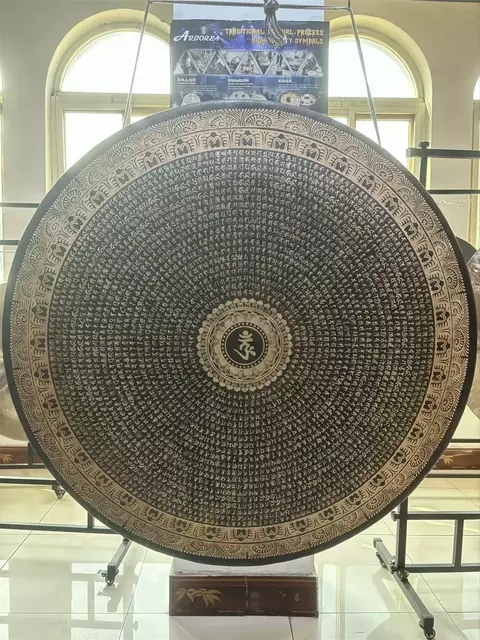 Gongo chinês com design em mandala, medindo entre 45 cm e 90 cm, exibindo padrões intricados e o símbolo central.
