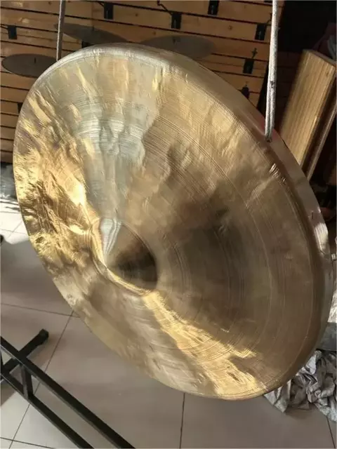 Gongo de bronze com acabamento brilhante, pendurado em suporte, disponível em tamanhos de 15 cm a 30 cm.