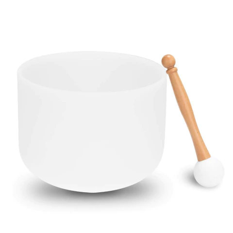 Taça de cristal de quartzo branca com um bastão de madeira ao lado, ideal para práticas de meditação e sonoterapia.