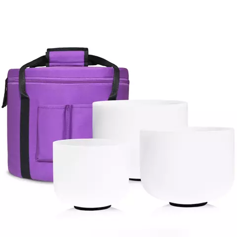 Conjunto de 3 taças de cristal de quartzo brancas com uma bolsa de transporte roxa.