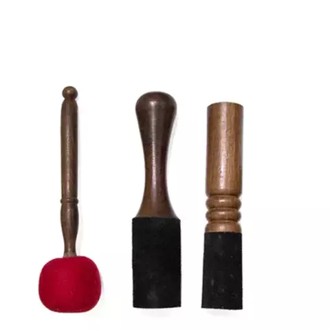 Bastão e malho de madeira para uso em tigelas tibetanas, incluindo um bastão com ponta vermelha e dois malhos com extremidades pretas.