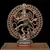 Estátua de Shiva Nataraja, representando o deus dançante em uma pose dinâmica, adornada com detalhes coloridos em um fundo preto.