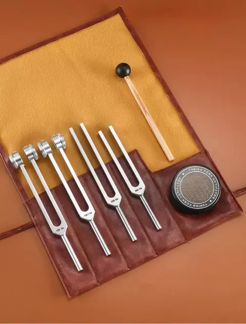Kit de diapasões terapêuticos com quatro frequências diferentes, maleta de couro marrom e acessório ativador redondo