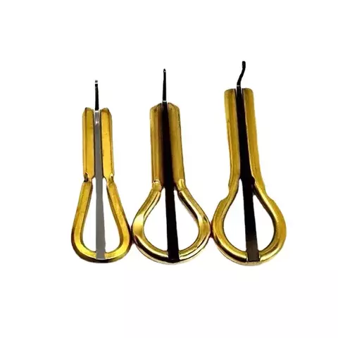 Conjunto de harpas de boca em metal, com três tamanhos diferentes, representando o produto Berimbau de Boca de Ouro.