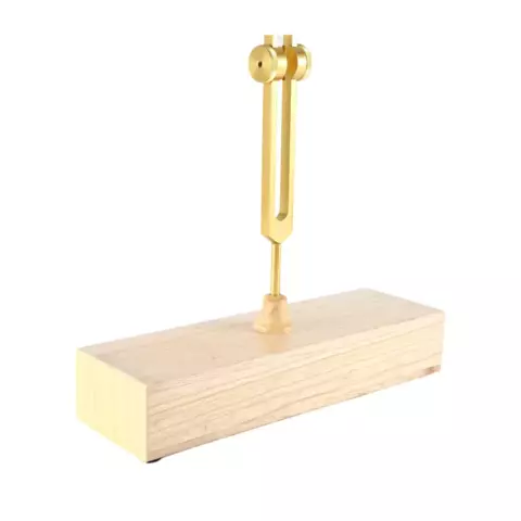 Diapasão de 136.1 Hz com base de madeira clara, utilizado para afinação musical.