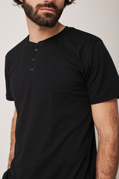 Remera Button Negro en internet