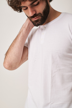Remera Button Blanco en internet
