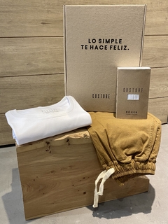COMBO OUTFIT 6: BERMUDA CAMEL | REMERA BASIC R BLANCA | BOXER