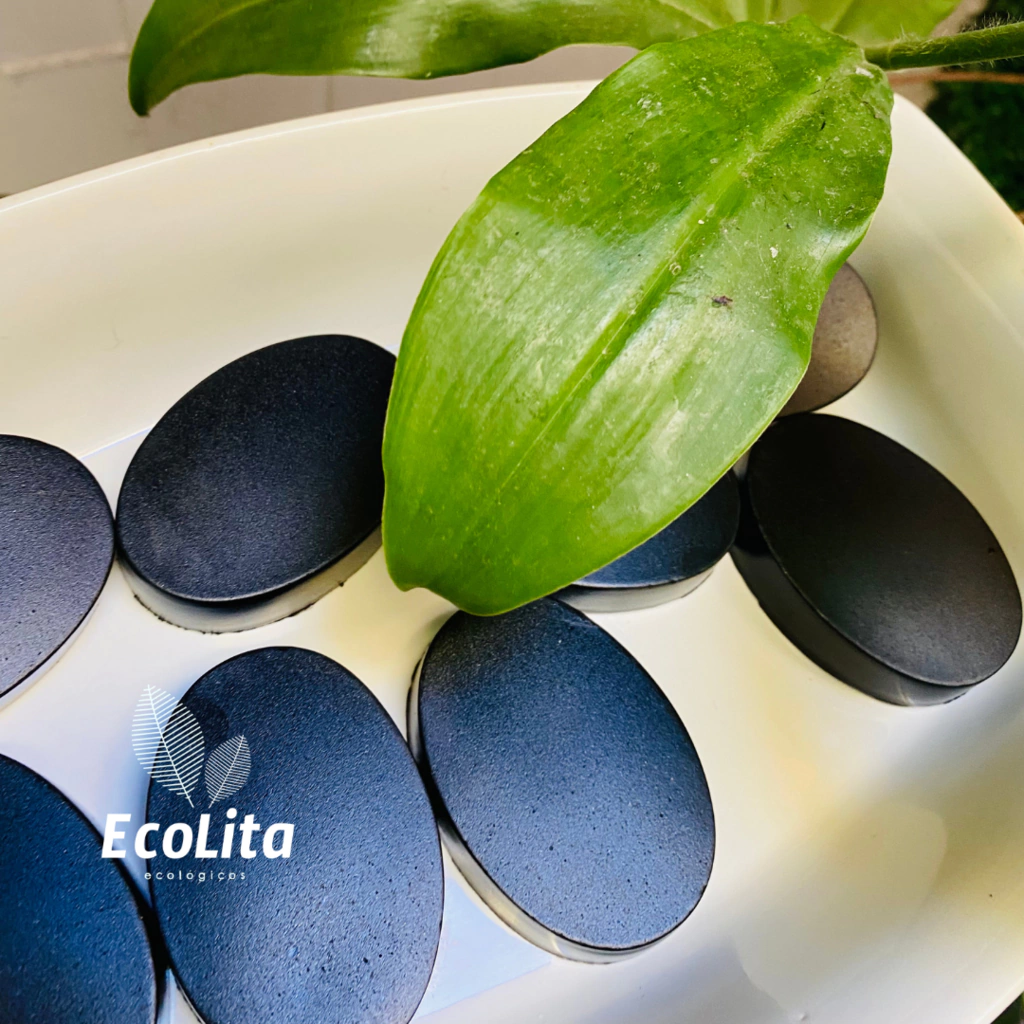 Sabonete esfoliante de carvão ativado e lavanda.