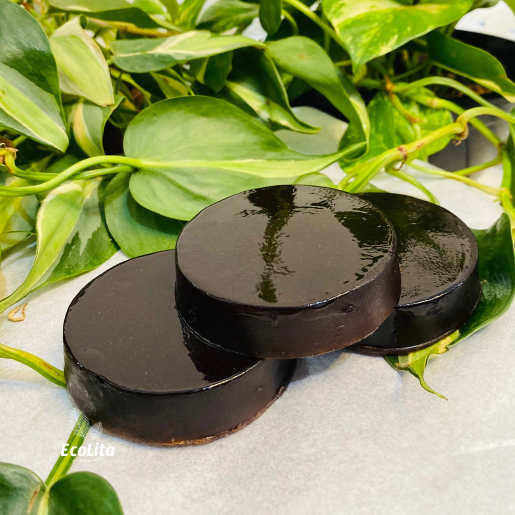 Sabonete de argila preta e tea tree.