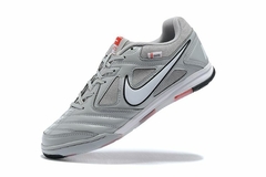 Supreme X Nike Gato na internet