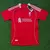 Camisa vermelha do Liverpool para torcedores, modelo Home 25/26, com detalhes em branco e logotipo da equipe.