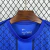 Detalhe do colarinho da camisa PSG de aquecimento 25/26 na cor azul com padrão geométrico preto e logo Nike Dri-Fit