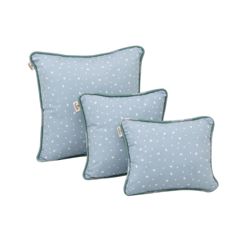Três almofadas quadradas na cor azul claro com detalhes em branco