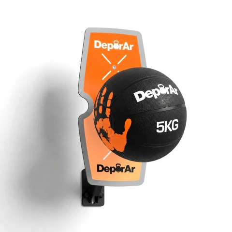 Rebotador con balón medicinal de 5 kg marca DeporAr, montado en pared, ideal para musculación y entrenamiento funcional.