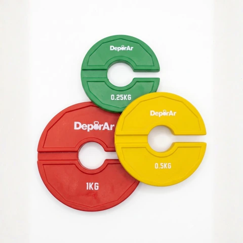 Discos fraccionales de pesas DeporAr en colores verde, amarillo y rojo, con pesos de 0,25 kg, 0,5 kg y 1 kg sobre fondo blanco.