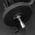 Disco de peso de 10 kg en un banco combinado de gimnasio.