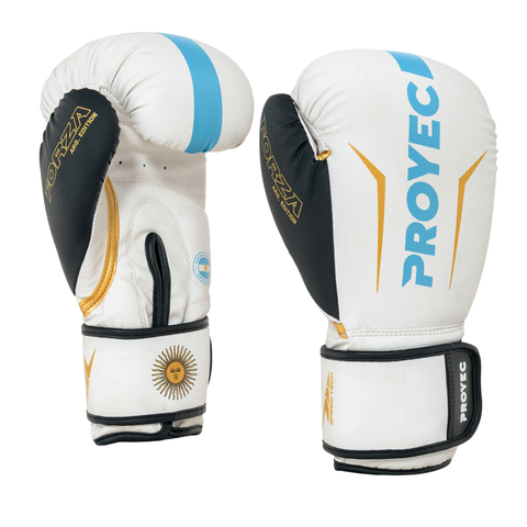 Guantes de boxeo Proyec Forza blanco y celeste con detalles dorados y negros, diseño argentino para entrenamiento o competencia.