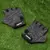 Guantes de musculación Proyec sobre césped artificial.