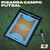 Pizarra de campo para futsal sobre césped sintético, acompañada de un marcador, ideal para entrenamiento deportivo.