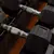 Mancuerna hexagonal engomada de 3 kg en un estante de gimnasio