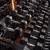 Mancuernas hexagonales engomadas de 3 kg ordenadas en un rack de gimnasio, ideales para ejercicios de fitness y musculación.