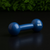 Mancuerna recubierta en goma azul de 1 kg sobre fondo negro, ideal para ejercicios de fitness y musculación