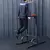 Persona utilizando una estación rack multifunción para ejercicios de musculación en un gimnasio, realizando fondos de tríceps.