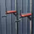 Detalle de estación rack multifunción para ejercicios de fitness y musculación, con apoyabrazos acolchados y agarres, ideal para entrenamiento en casa o gimnasio.